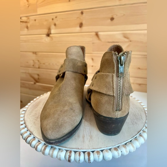 ‼️SOLD‼️ Frye Suede Leather Back-Zip Women’s Ankle Boots Ray Harness Size 10 - Picture 3 of 9